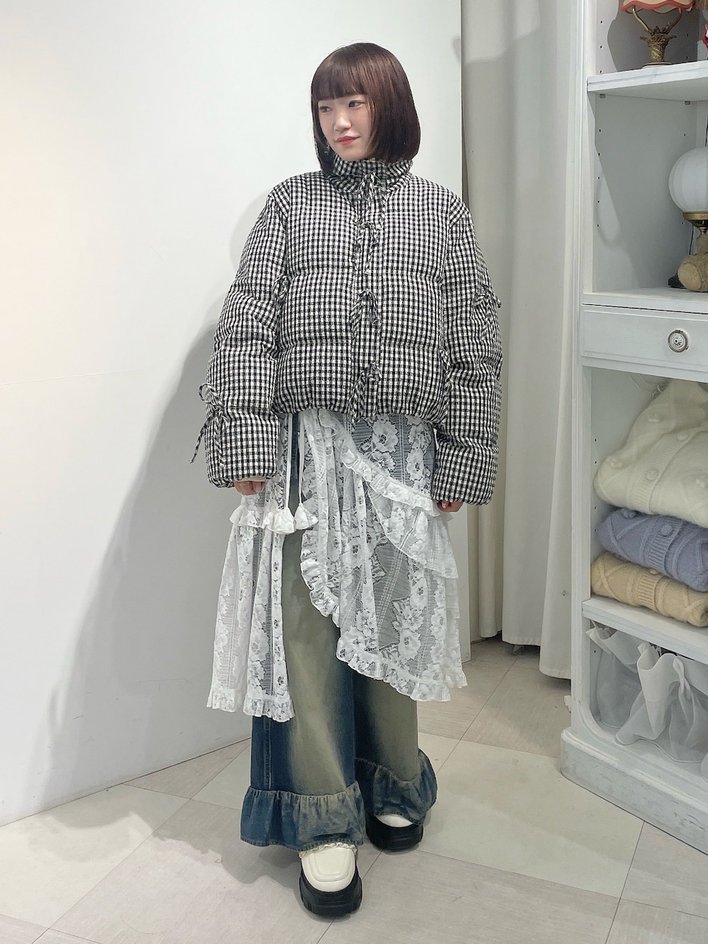 その他のブルゾン、ホワイト系のスカート、ブルー系のデニムパンツを着用したレディースの秋コーディネートの1枚目の写真