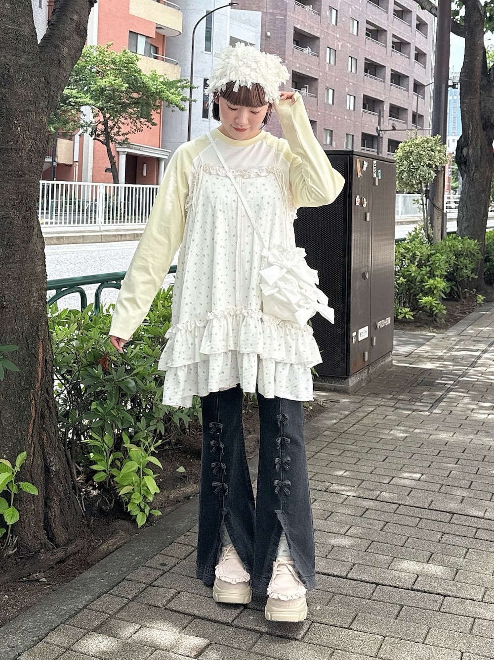 イエロー系のTシャツ/カットソー、ブラック系のデニムパンツ、ピンク系のローファーを着用したレディースの夏コーディネートの1枚目の写真