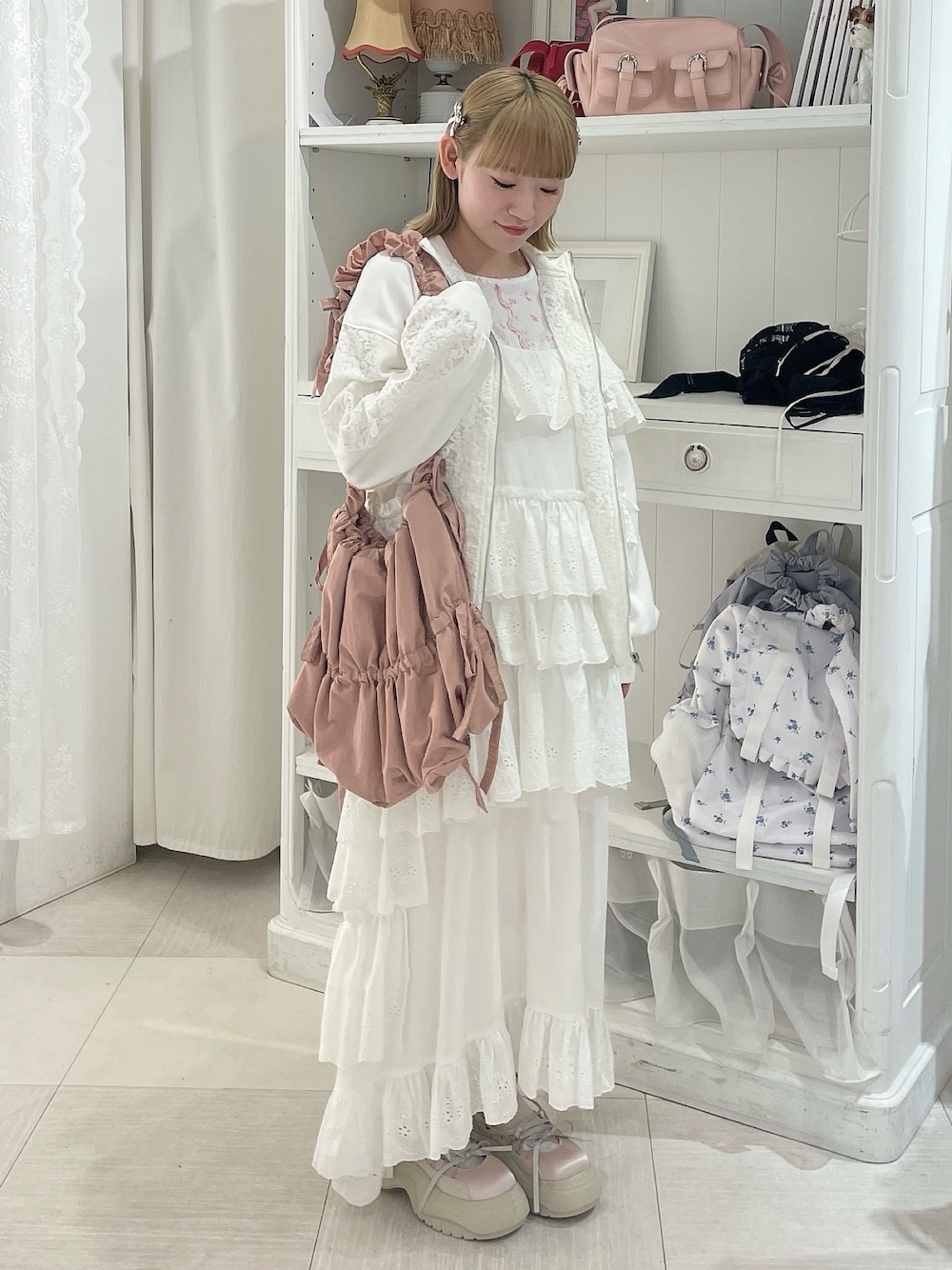 ピンク系のTシャツ/カットソー、ピンク系のトートバッグ、ホワイト系のワンピースを着用したレディースの冬コーディネートの1枚目の写真