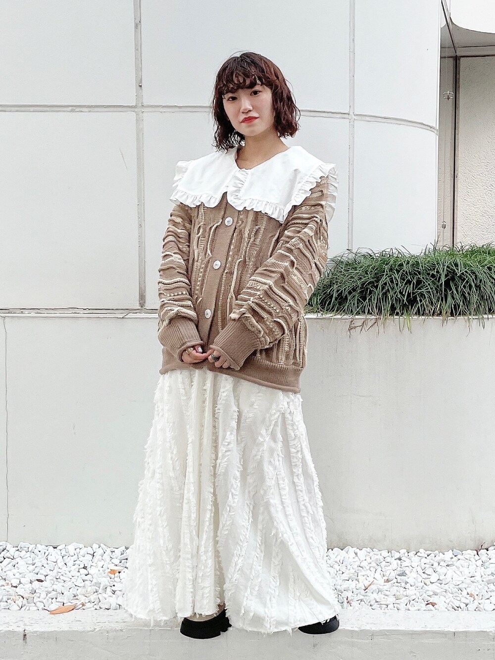 ベージュ系のカーディガン/ボレロ、ホワイト系のシャツ/ブラウス、ホワイト系のワンピースを着用したレディースの秋コーディネートの1枚目の写真