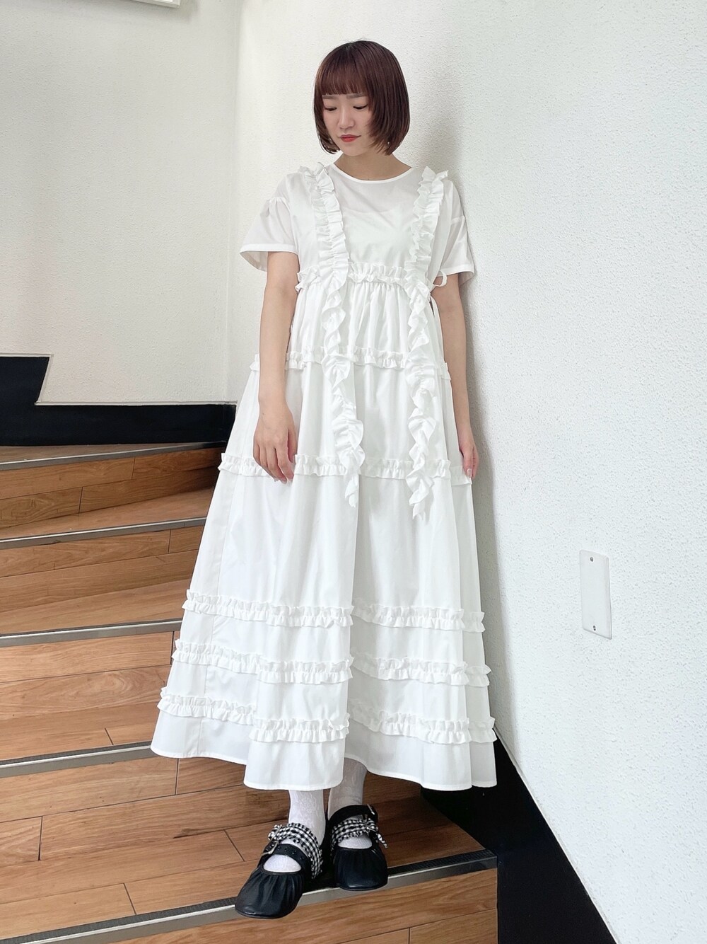 ホワイト系のワンピース、ブラック系のバレエシューズを着用したレディースの夏コーディネートの1枚目の写真