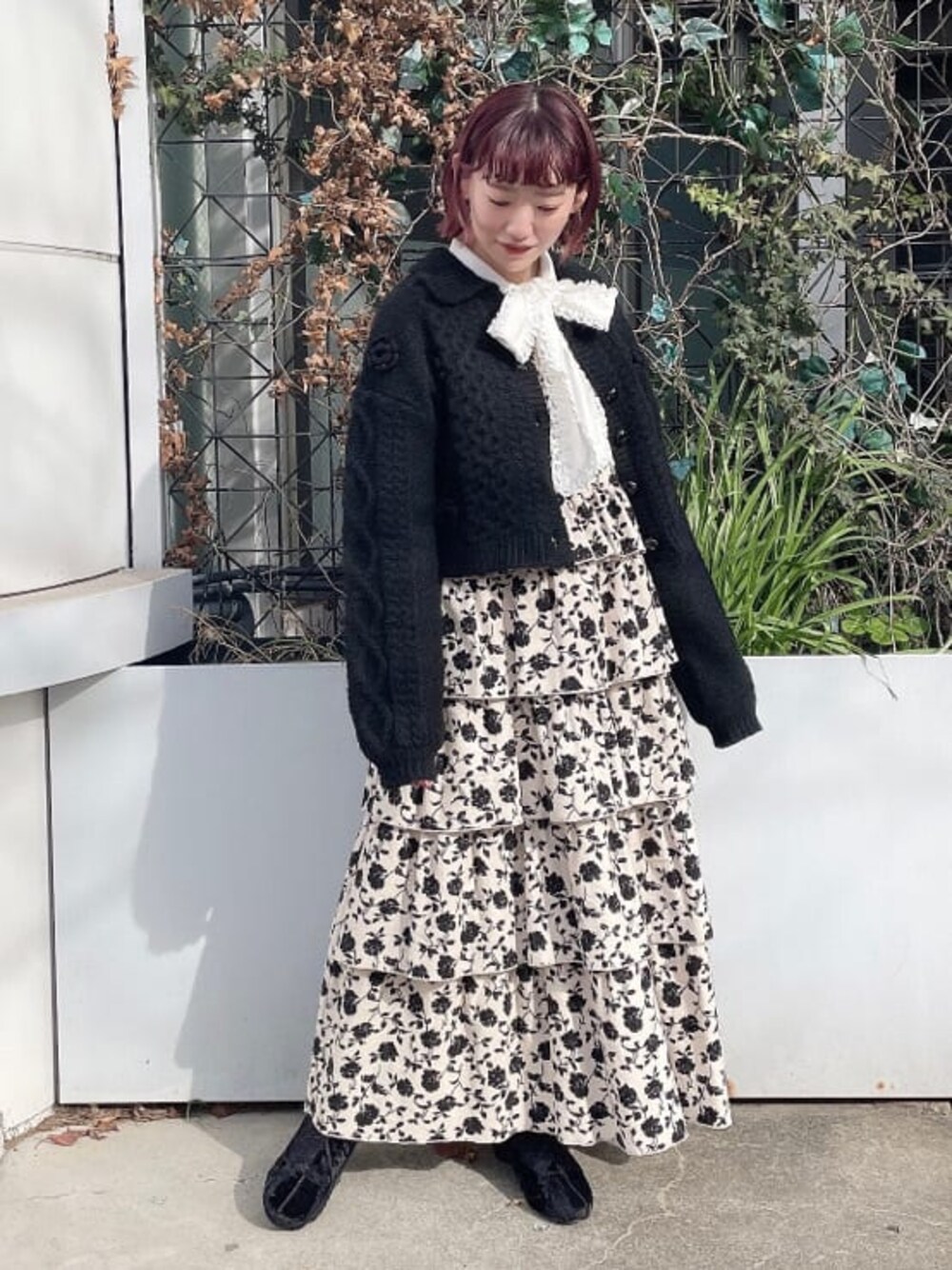 ホワイト系のシャツ/ブラウス、ブラック系のブーツ、ブラック系のカーディガン/ボレロを着用したレディースの冬コーディネートの1枚目の写真