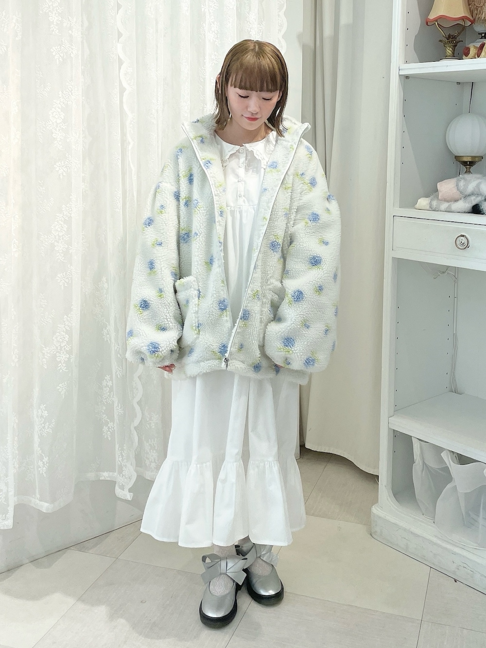 「merry jenny、メリージェニー、ボアブルゾン、ボアアウター、ワンピース、フリルカラー、ラバーシューズ、ガーリーコーデ、冬アウター」｜「merry jennyのflowerボアブルゾン（ブルゾン、ブルー系）」を使った、seinaさん（レディース・153cm）の秋コーディネートの1枚目の写真