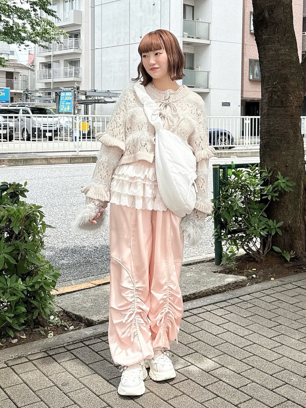 ピンク系のその他パンツ、ホワイト系のショルダーバッグ、グレー系のカーディガン/ボレロを着用したレディースの夏コーディネートの1枚目の写真