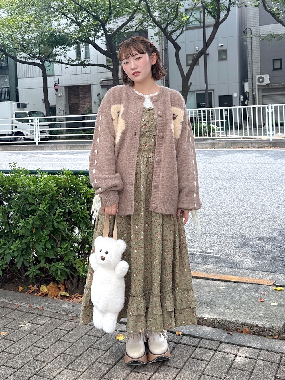 ホワイト系のニット/セーター、グリーン系のワンピース、ホワイト系のバレエシューズを着用したレディースの秋コーディネートの1枚目の写真