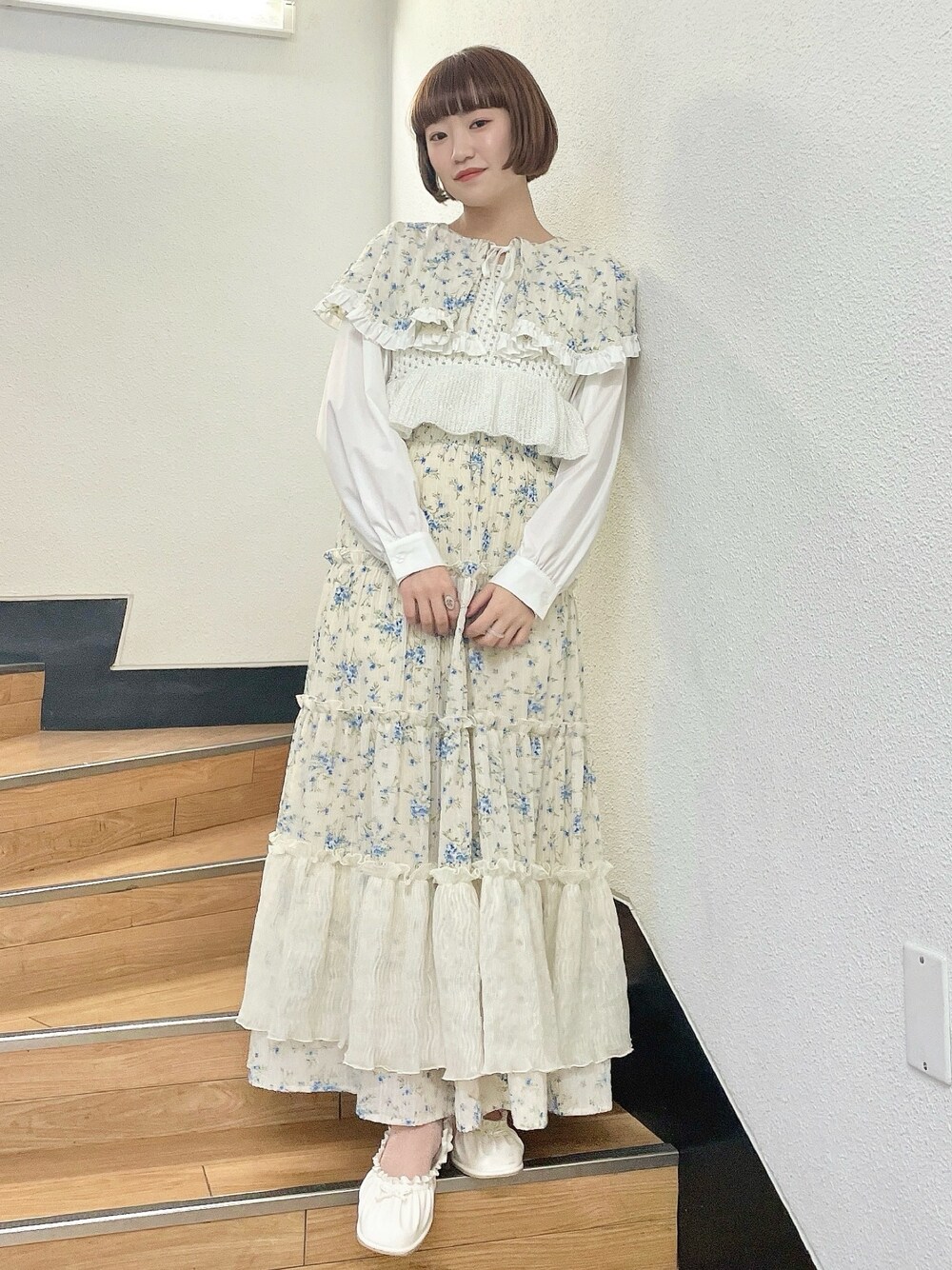 ブルー系のシャツ/ブラウス、ホワイト系のキャミソール、ブルー系のスカートを着用したレディースの冬コーディネートの1枚目の写真