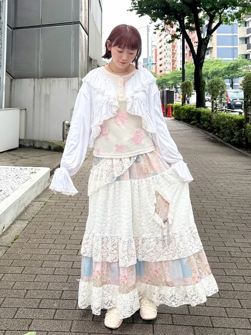 ピンク系のスカート、ピンク系のTシャツ/カットソー、ホワイト系のカーディガン/ボレロを着用したレディースの夏コーディネートの1枚目の写真