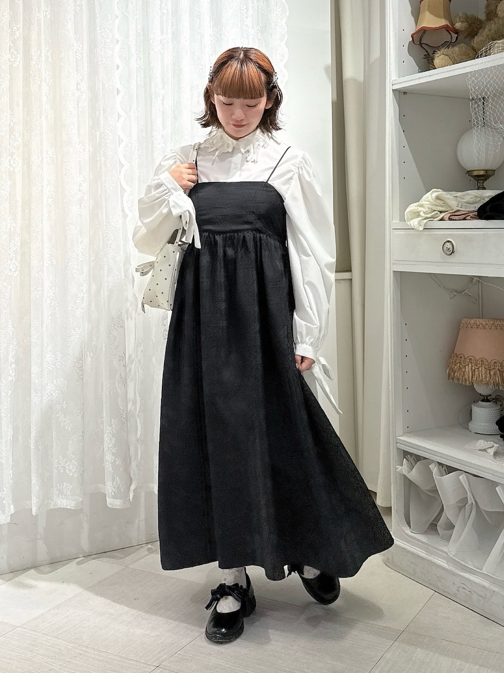 ホワイト系のシャツ/ブラウス、その他のハンドバッグ、ブラック系のパンプスを着用したレディースの夏コーディネートの1枚目の写真