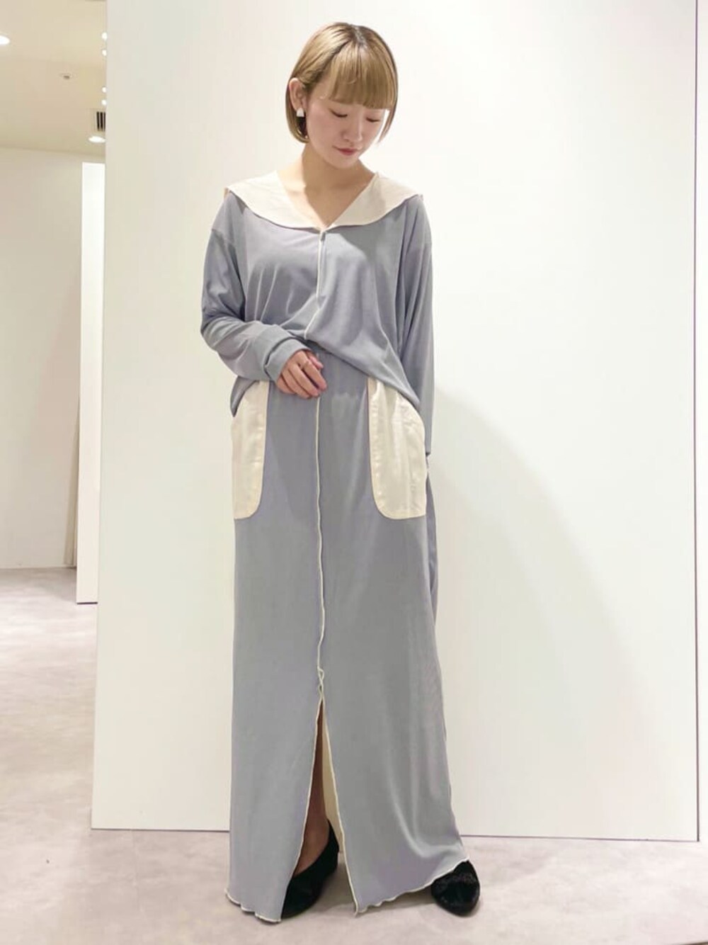 ブルー系のスカート、ブラック系のその他シューズ、ブルー系のTシャツ/カットソーを着用したレディースの夏コーディネートの1枚目の写真