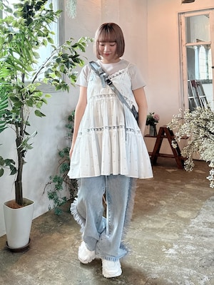 ピンク系のキャミソール、グレー系のショルダーバッグ、グレー系のTシャツ/カットソーを着用したレディースの春コーディネートの1枚目の写真