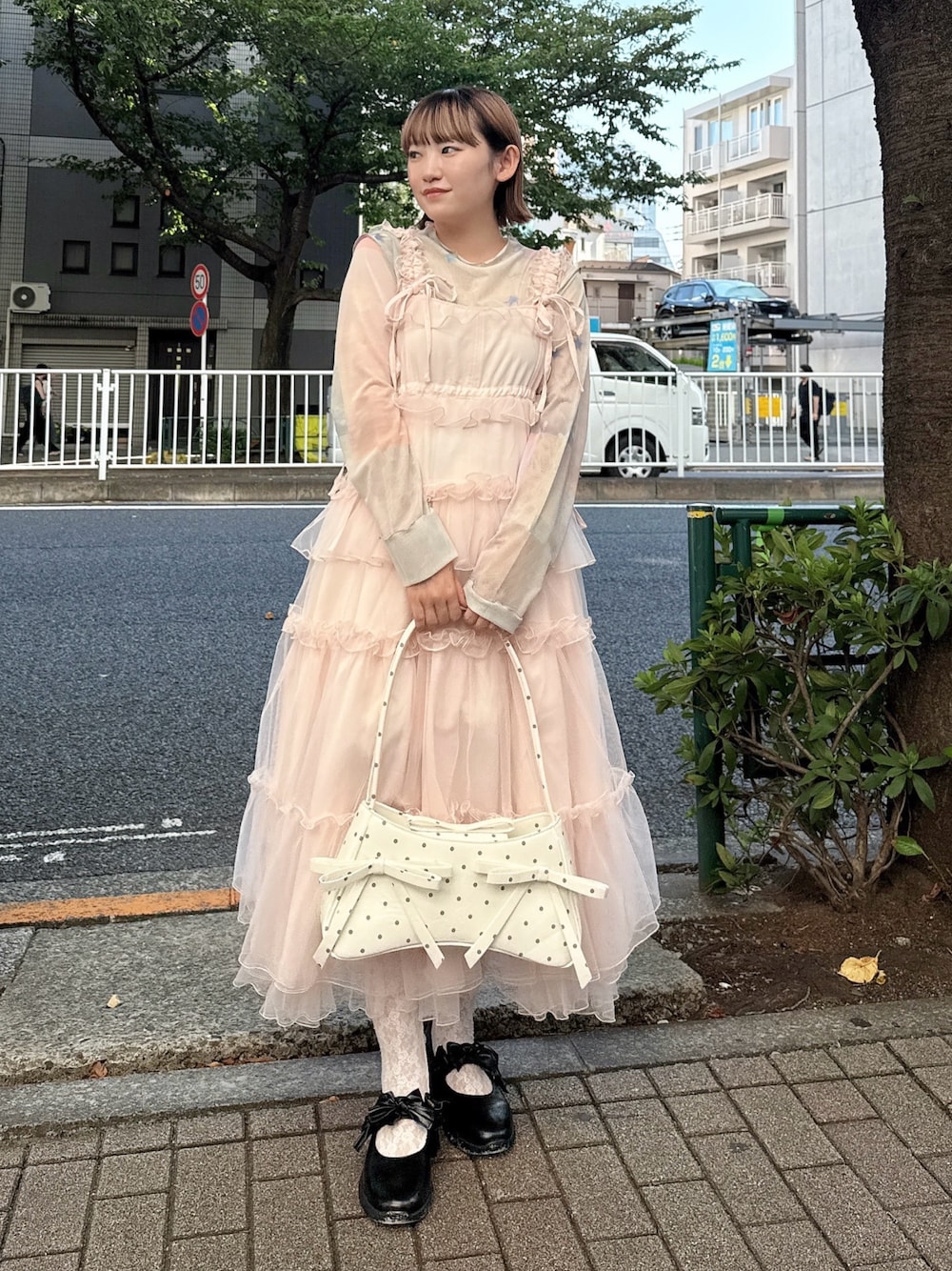 ピンク系のTシャツ/カットソー、ピンク系のワンピース、その他のハンドバッグを着用したレディースの夏コーディネートの1枚目の写真