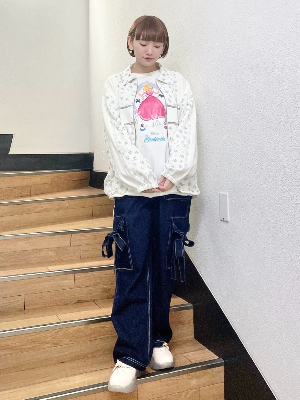 ブルー系のジャージ、ホワイト系のスウェット、ブルー系のデニムパンツを着用したレディースの春コーディネートの1枚目の写真