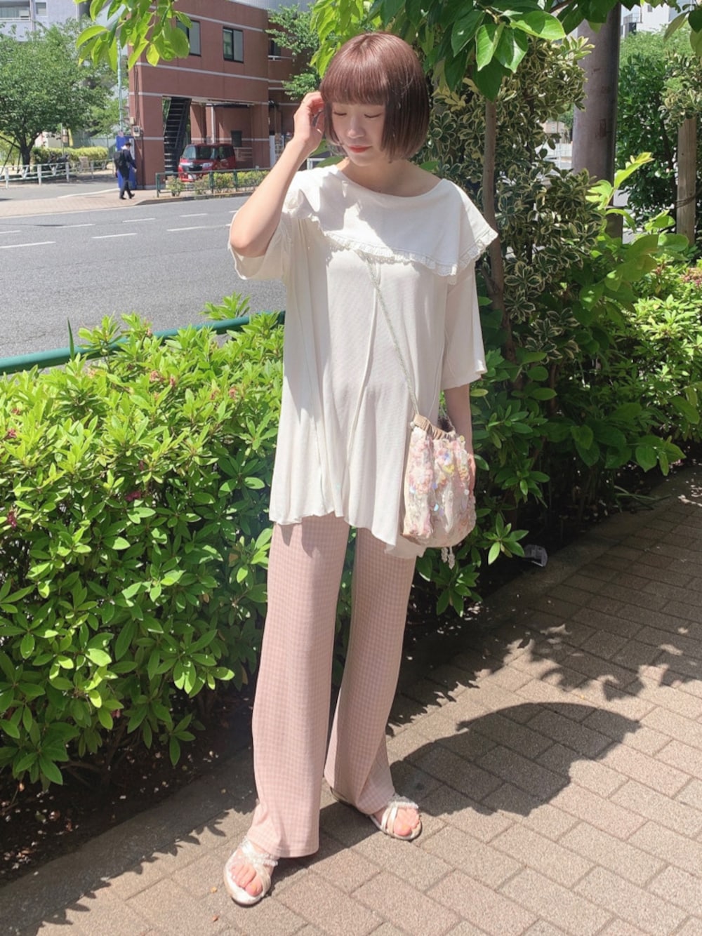 ピンク系のその他パンツ、ホワイト系のサンダル、ホワイト系のTシャツ/カットソーを着用したレディースの春コーディネートの1枚目の写真