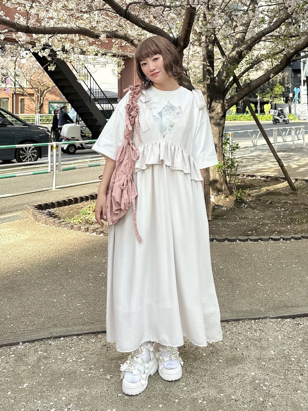 ホワイト系のTシャツ/カットソー、ホワイト系のワンピース、ピンク系のトートバッグを着用したレディースの春コーディネートの1枚目の写真