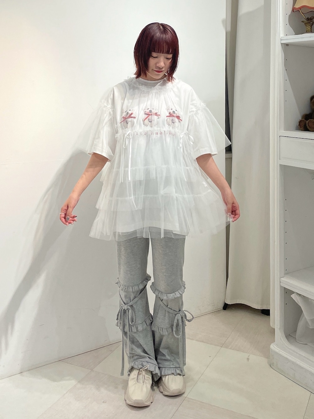 ホワイト系のTシャツ/カットソー、ホワイト系のTシャツ/カットソー、グレー系のスウェットパンツを着用したレディースの夏コーディネートの1枚目の写真