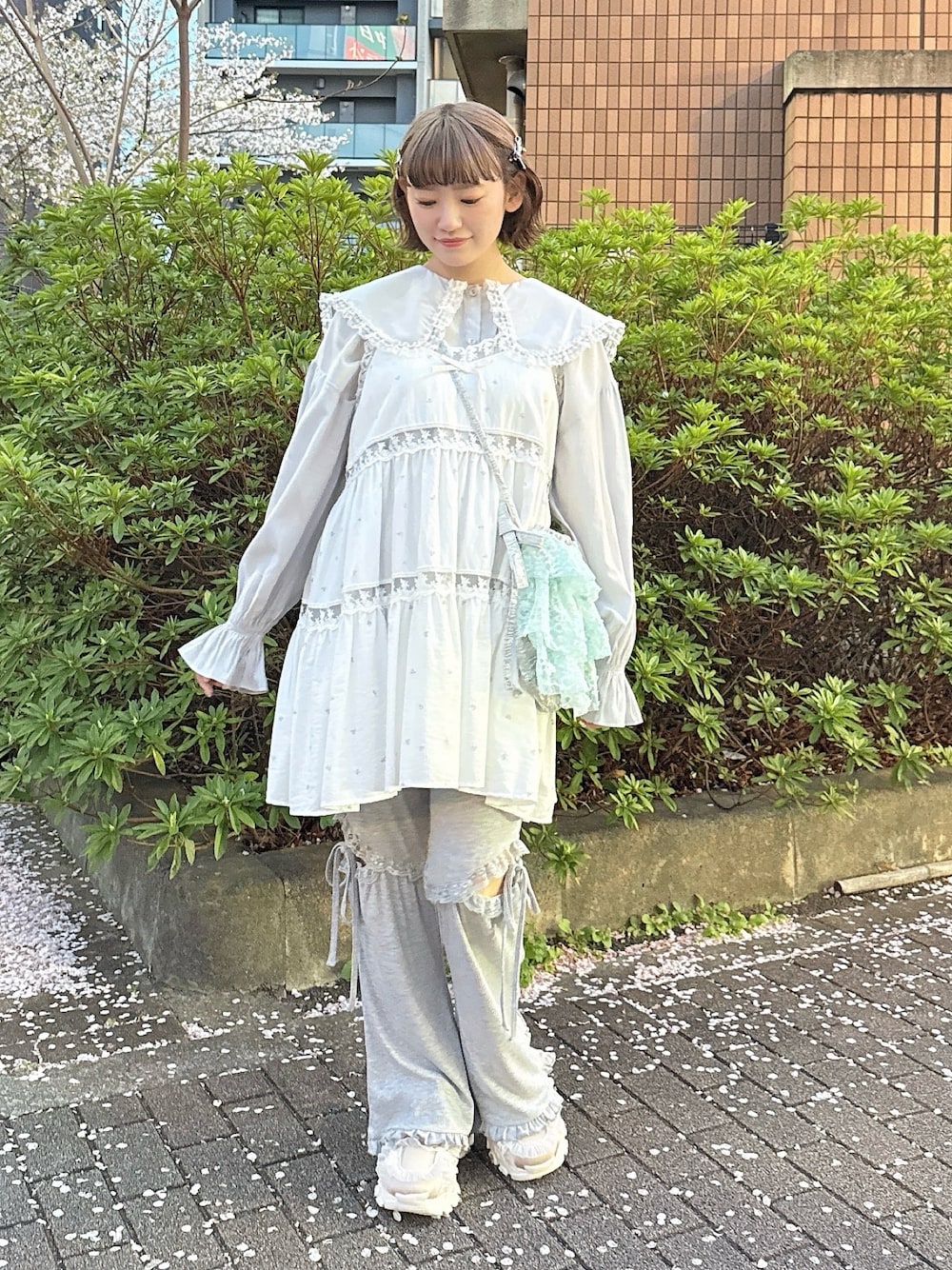 ブルー系のキャミソール、ブルー系のシャツ/ブラウス、ブルー系のショルダーバッグを着用したレディースの春コーディネートの1枚目の写真