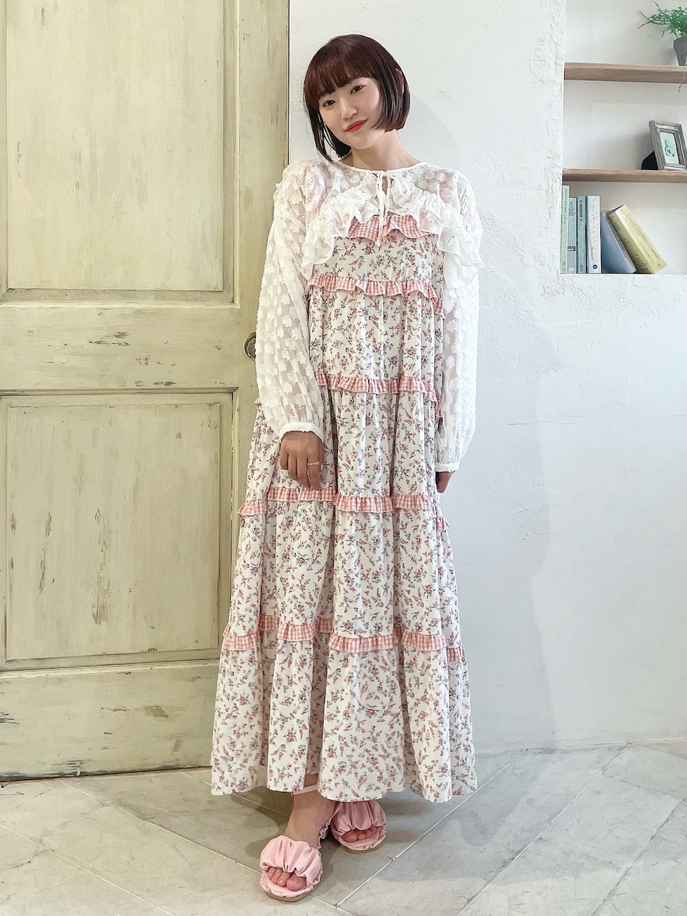 ホワイト系のシャツ/ブラウス、ピンク系のワンピース、ピンク系のサンダルを着用したレディースの春コーディネートの1枚目の写真