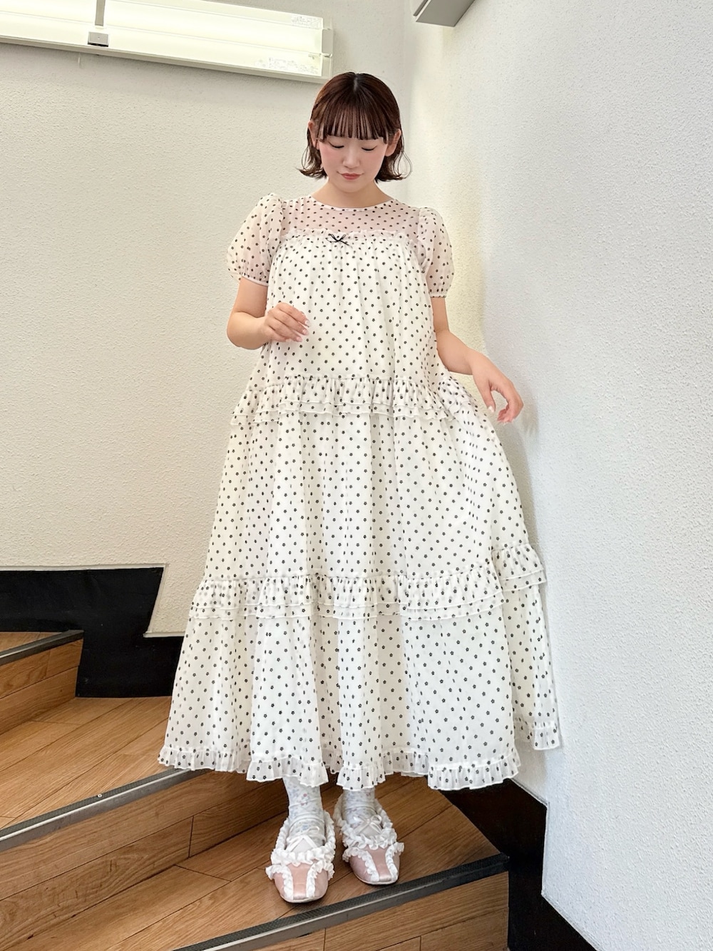 ホワイト系のワンピース、ピンク系のバレエシューズを着用したレディースの冬コーディネートの1枚目の写真