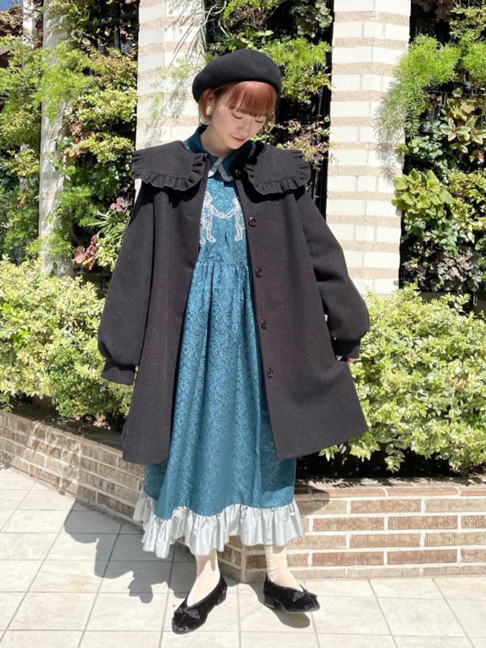 ブラック系のその他アウター、ブラック系のその他シューズ、グリーン系のワンピースを着用したレディースの秋コーディネートの1枚目の写真