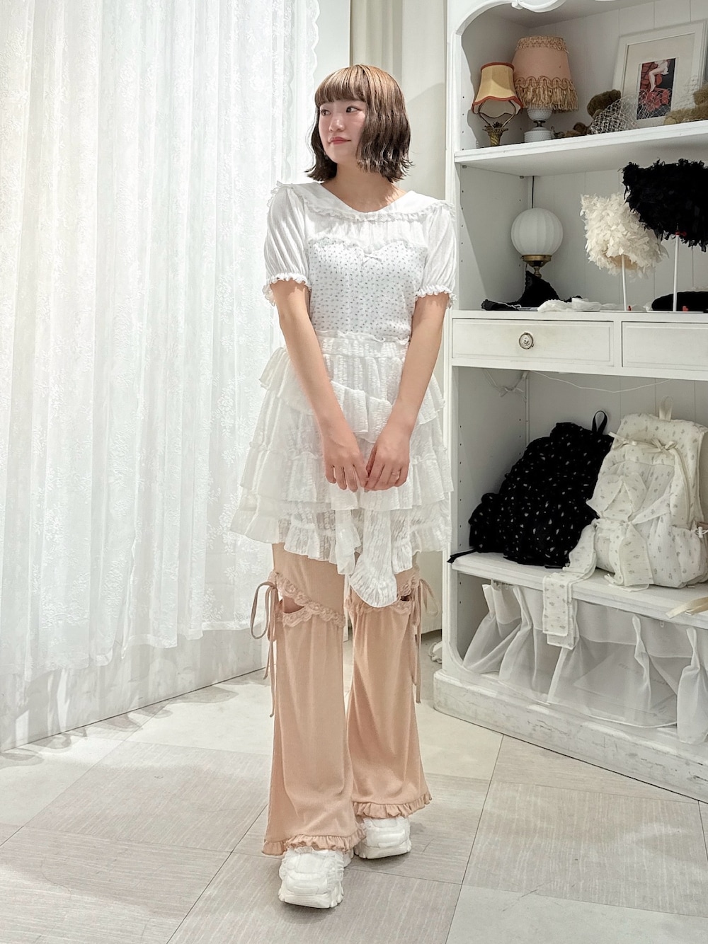 ホワイト系のTシャツ/カットソー、ホワイト系のスカート、ピンク系のスウェットパンツを着用したレディースの春コーディネートの1枚目の写真