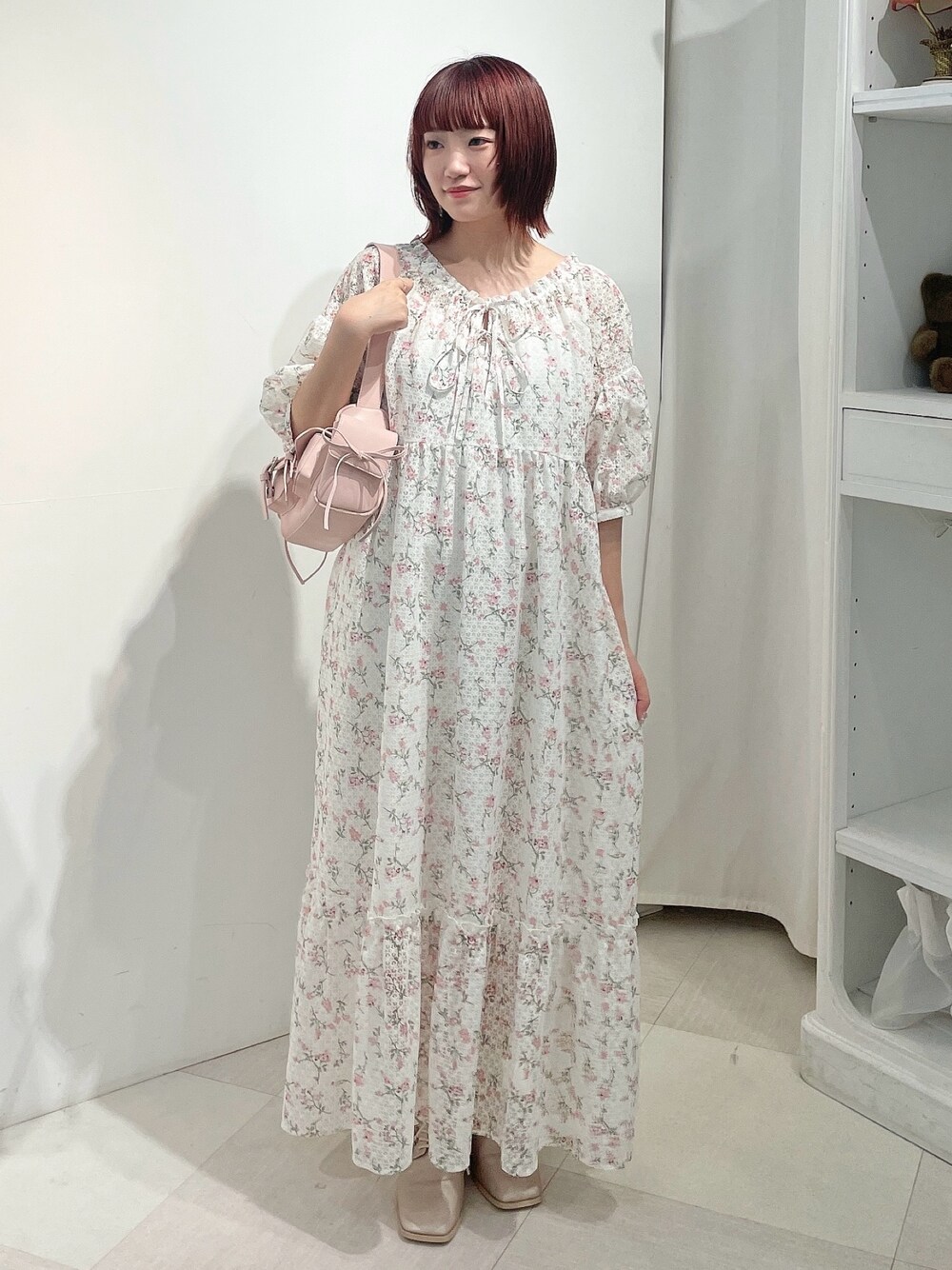 ピンク系のショルダーバッグ、ピンク系のワンピース、ピンク系のローファーを着用したレディースの夏コーディネートの1枚目の写真