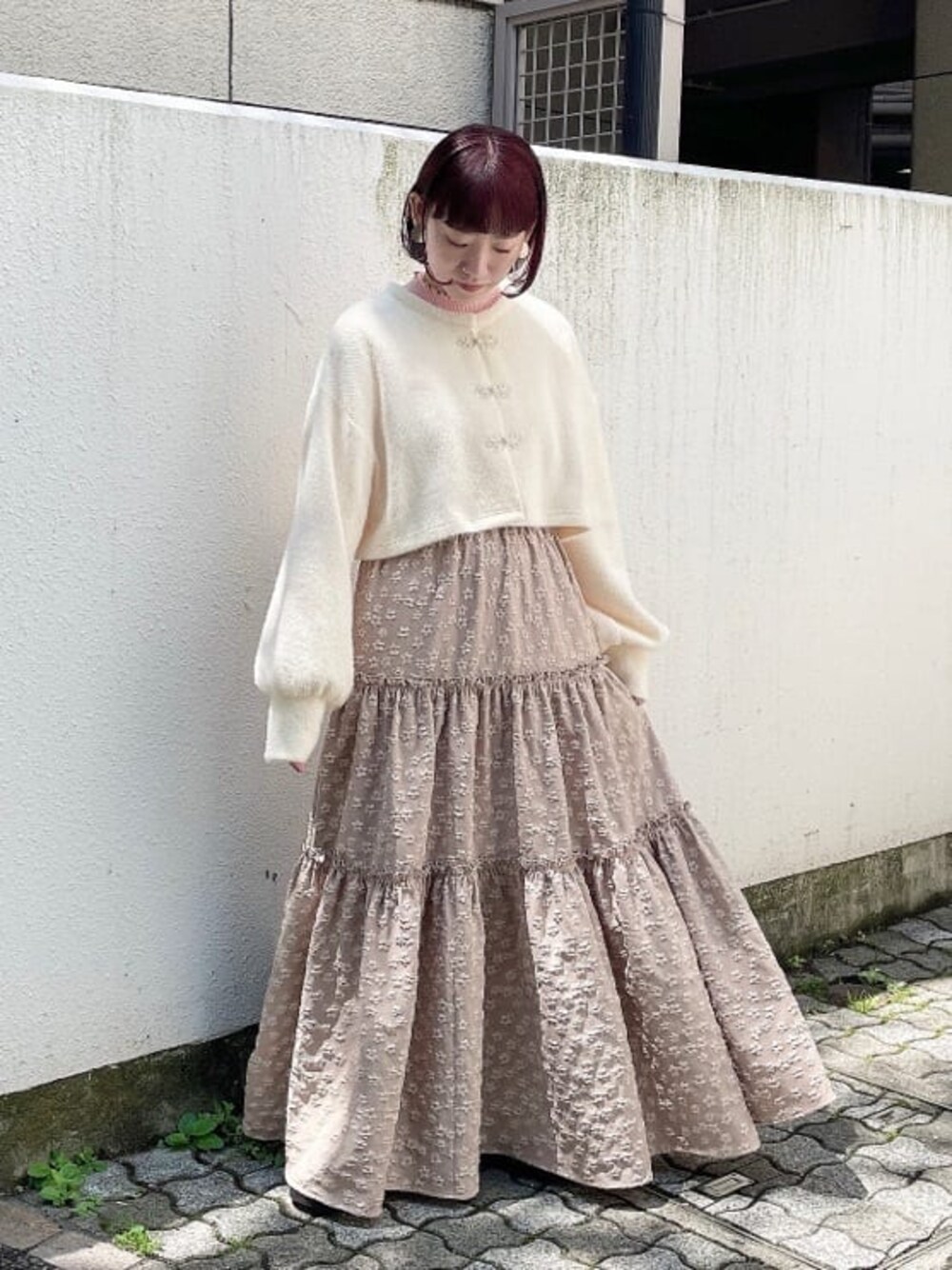 ホワイト系のカーディガン/ボレロ、ホワイト系のブーツ、ピンク系のニット/セーターを着用したレディースの夏コーディネートの1枚目の写真