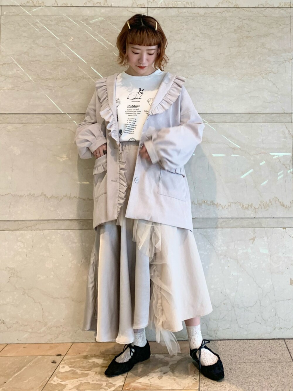 グレー系のテーラードジャケット、ブラック系のその他シューズを着用したレディースの春コーディネートの1枚目の写真