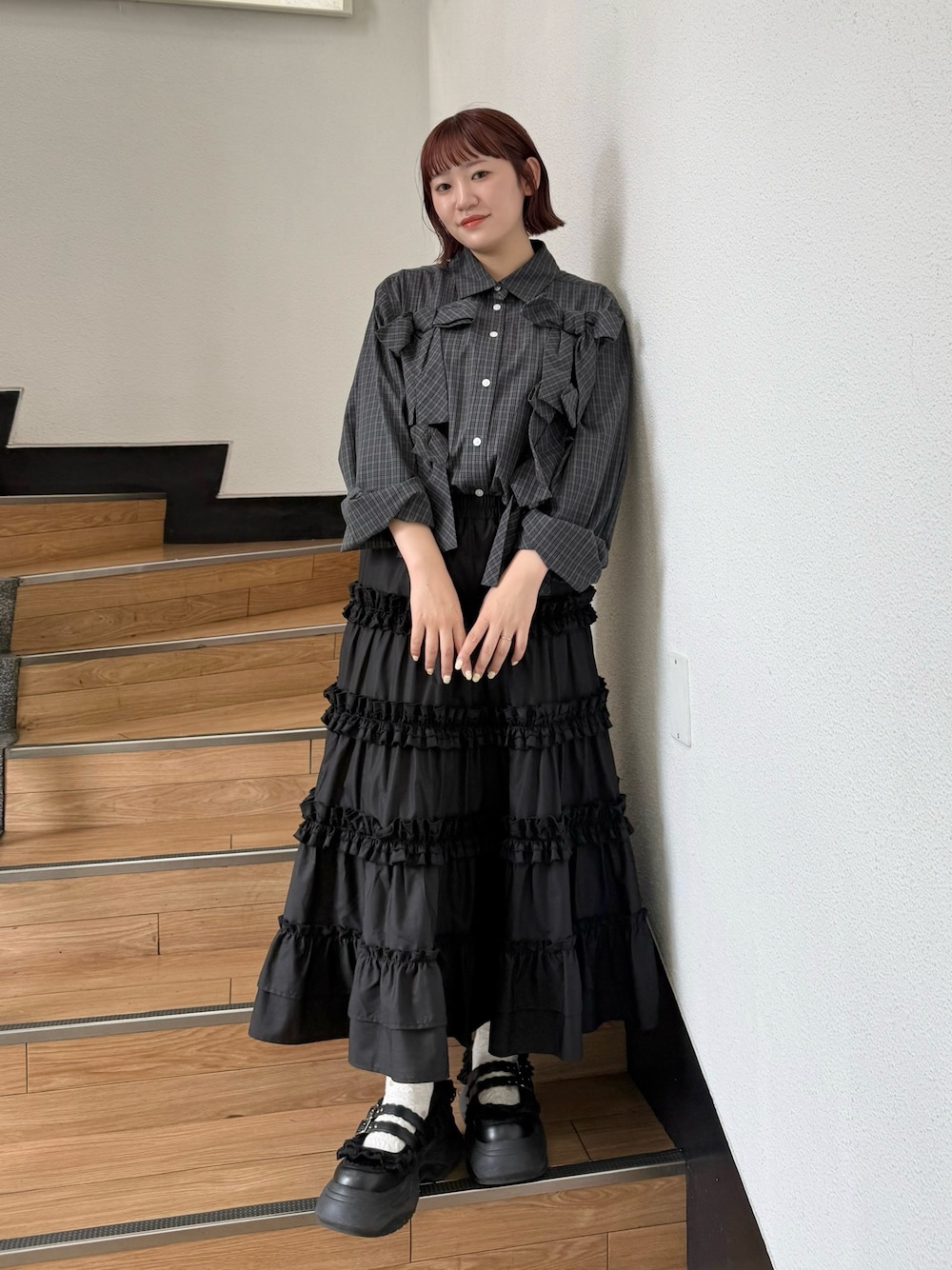 グリーン系のシャツ/ブラウス、ブラック系のスカート、ブラック系のスニーカーを着用したレディースの夏コーディネートの1枚目の写真