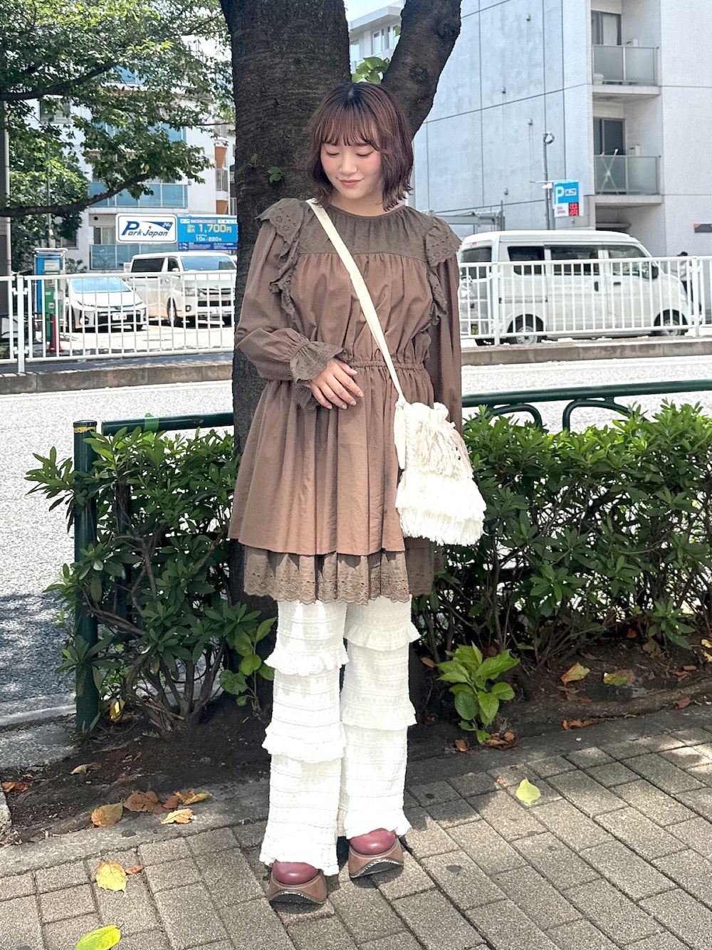 ブラウン系のワンピース、ベージュ系のショルダーバッグ、ホワイト系のその他パンツを着用したレディースの夏コーディネートの1枚目の写真