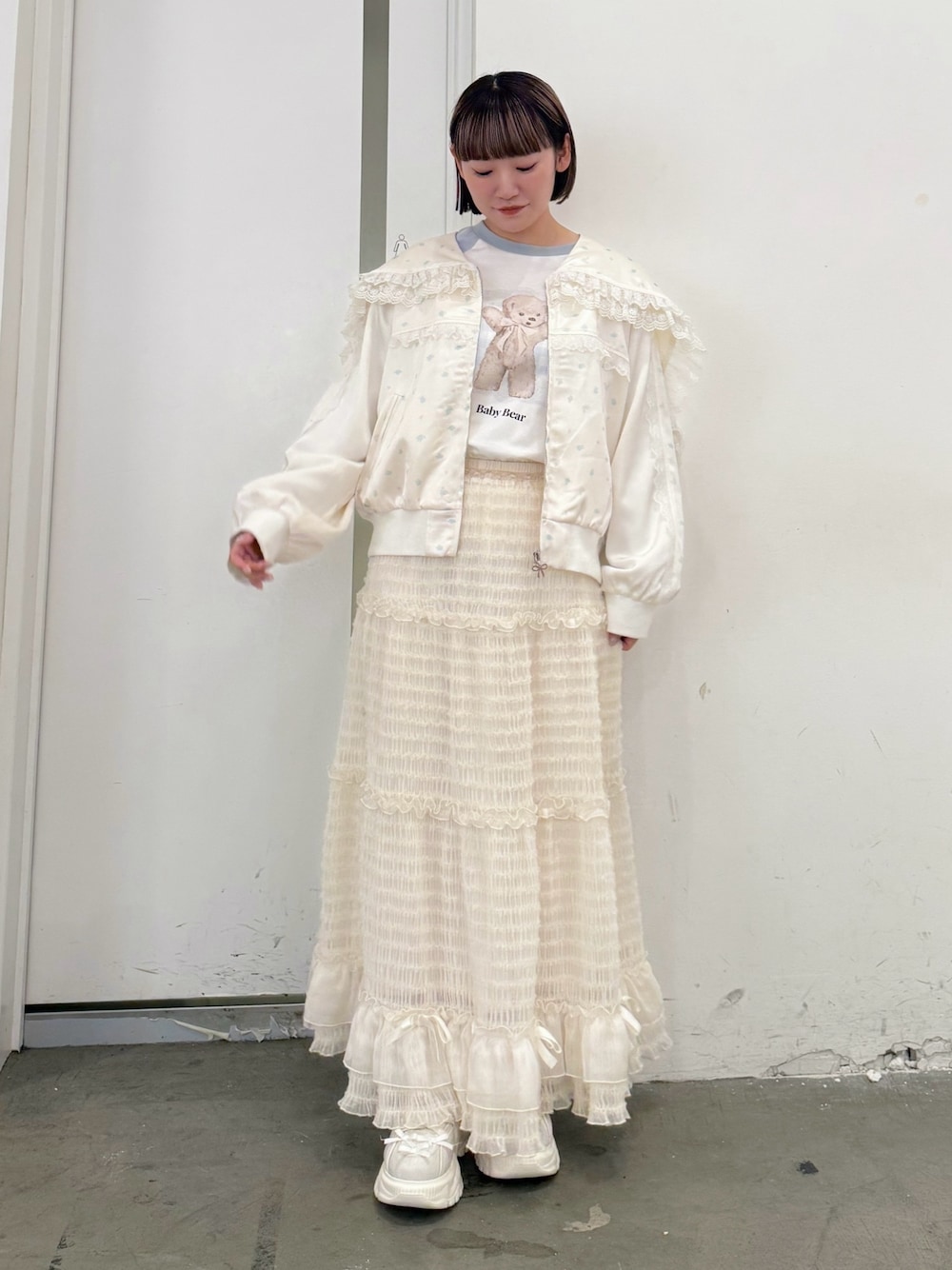 ブルー系のブルゾン、ブルー系のTシャツ/カットソー、ホワイト系のスカートを着用したレディースの夏コーディネートの1枚目の写真