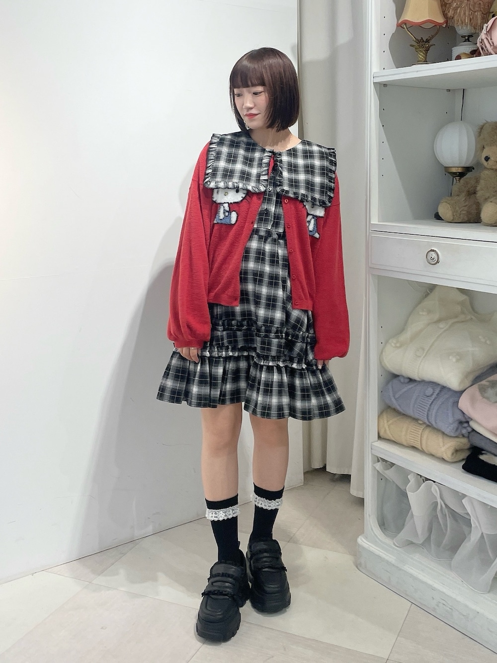 ブラック系のワンピース、レッド系のカーディガン/ボレロ、ブラック系のローファーを着用したレディースの秋コーディネートの1枚目の写真