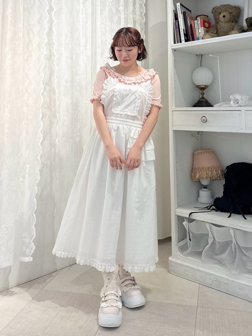 ホワイト系のワンピース、ピンク系のTシャツ/カットソー、ピンク系のスニーカーを着用したレディースの春コーディネートの1枚目の写真