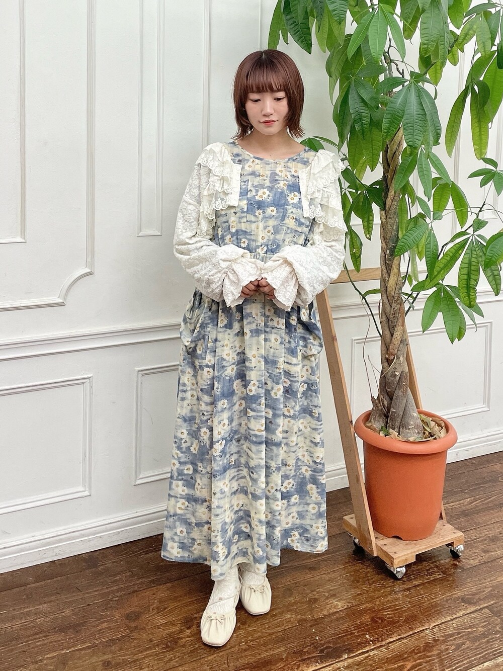 ホワイト系のシャツ/ブラウス、ブルー系のワンピース、ベージュ系のバレエシューズを着用したレディースの夏コーディネートの1枚目の写真