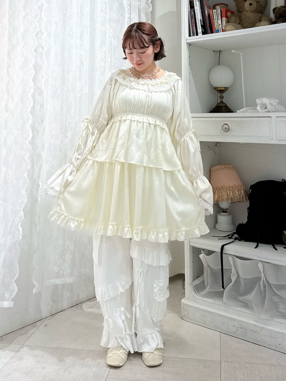 ホワイト系のワンピース、ホワイト系のカーゴパンツ、ホワイト系のバレエシューズを着用したレディースの春コーディネートの1枚目の写真