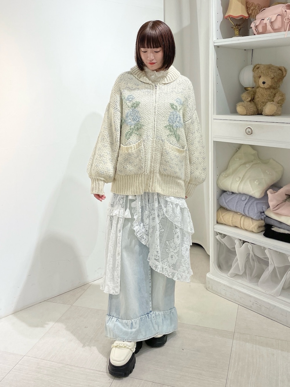 ホワイト系のニット/セーター、ブルー系のデニムパンツ、ホワイト系のスカートを着用したレディースの秋コーディネートの1枚目の写真