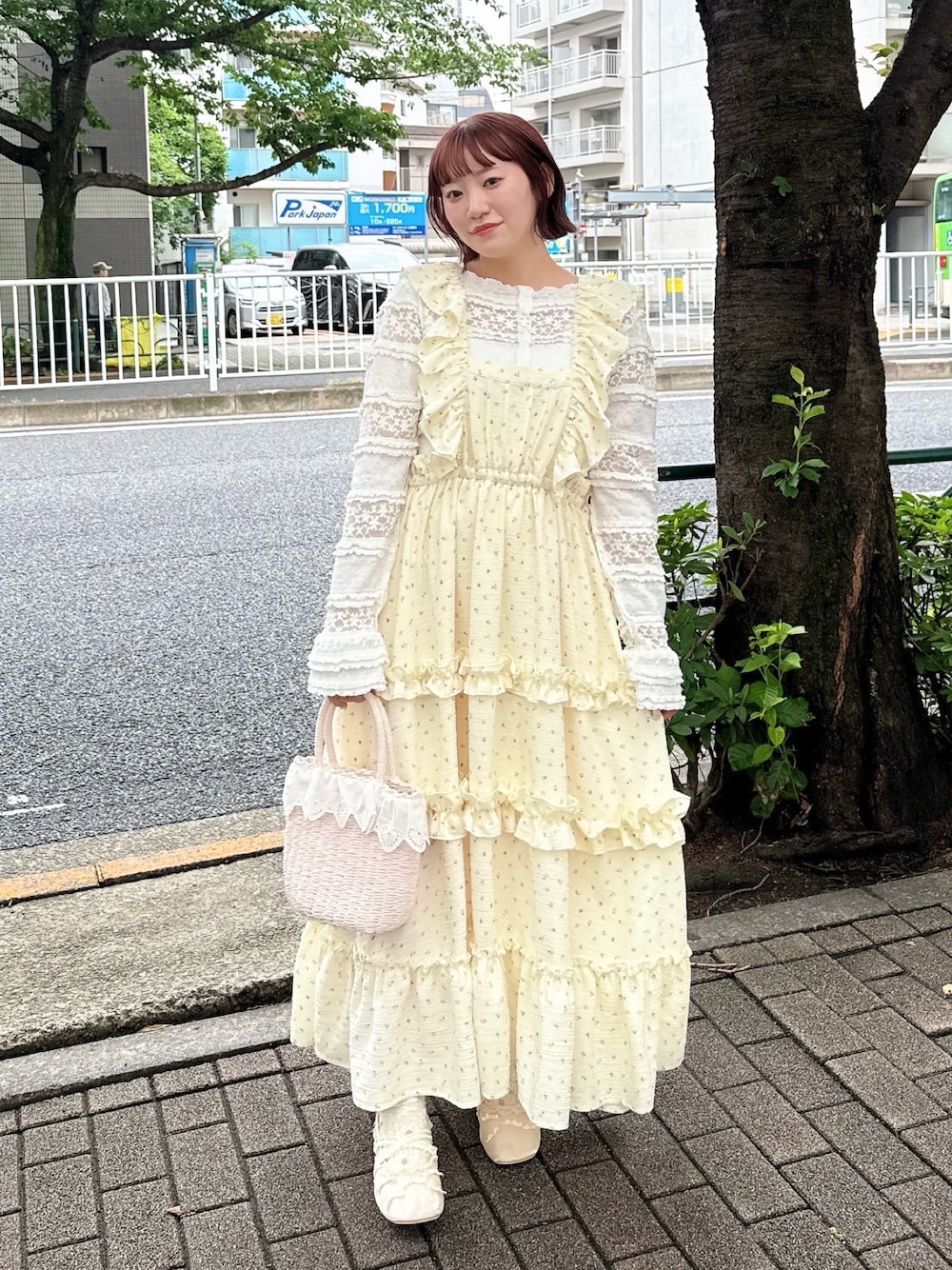 ホワイト系のTシャツ/カットソー、その他のワンピース、ピンク系のハンドバッグを着用したレディースの夏コーディネートの1枚目の写真