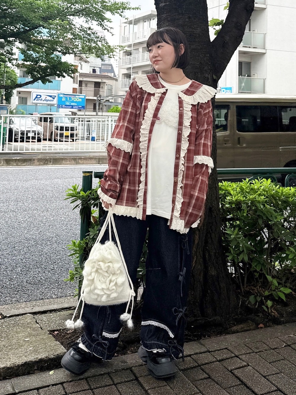 ホワイト系のTシャツ/カットソー、レッド系のシャツ/ブラウス、ホワイト系のバックパック/リュックを着用したレディースの夏コーディネートの1枚目の写真