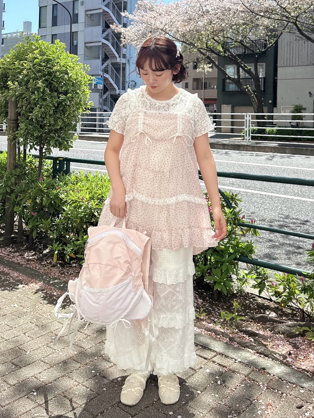 ホワイト系のTシャツ/カットソー、ピンク系のワンピース、ピンク系のバックパック/リュックを着用したレディースの春コーディネートの1枚目の写真