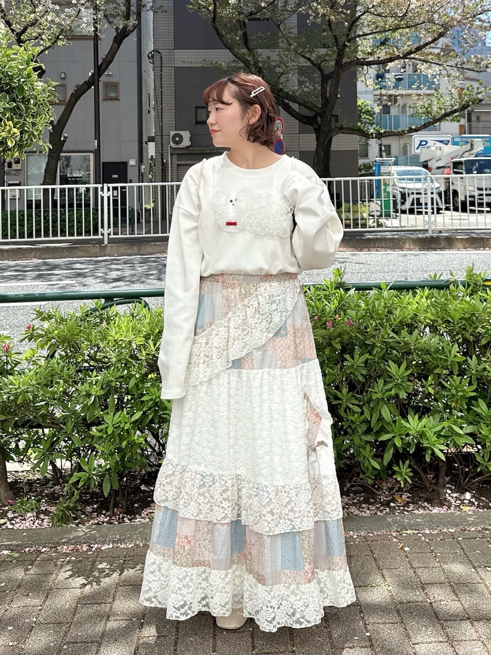 ホワイト系のTシャツ/カットソー、ピンク系のスカート、ホワイト系のバレエシューズを着用したレディースの春コーディネートの1枚目の写真