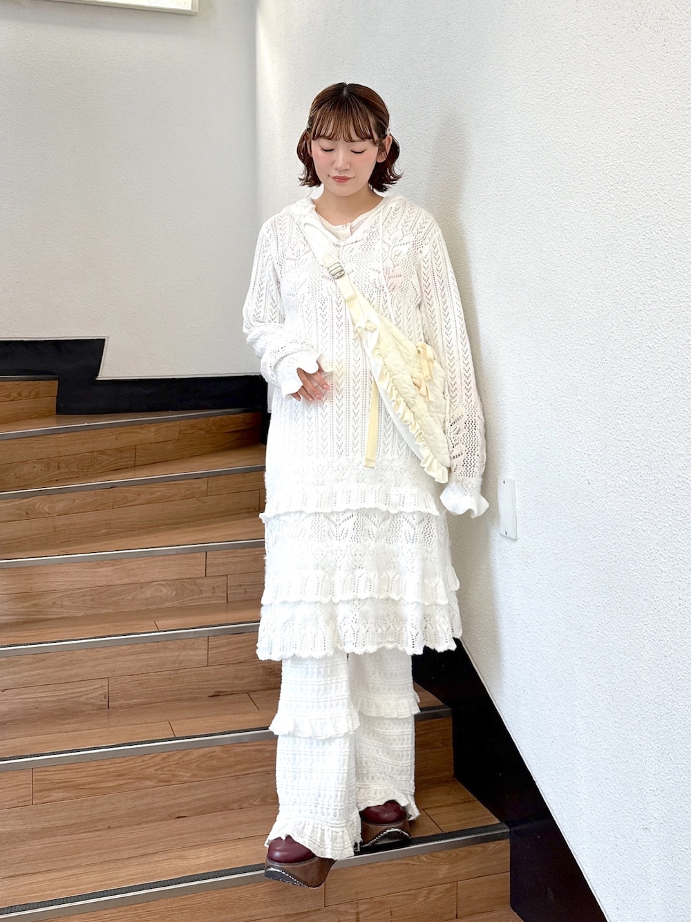 ホワイト系のショルダーバッグ、ピンク系のTシャツ/カットソー、ホワイト系のワンピースを着用したレディースの夏コーディネートの1枚目の写真