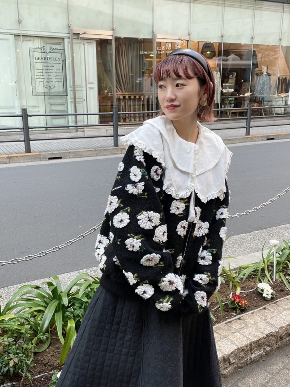 ブラック系のパンプス、ブラック系のその他アウター、ホワイト系のシャツ/ブラウスを着用したレディースの冬コーディネートの1枚目の写真