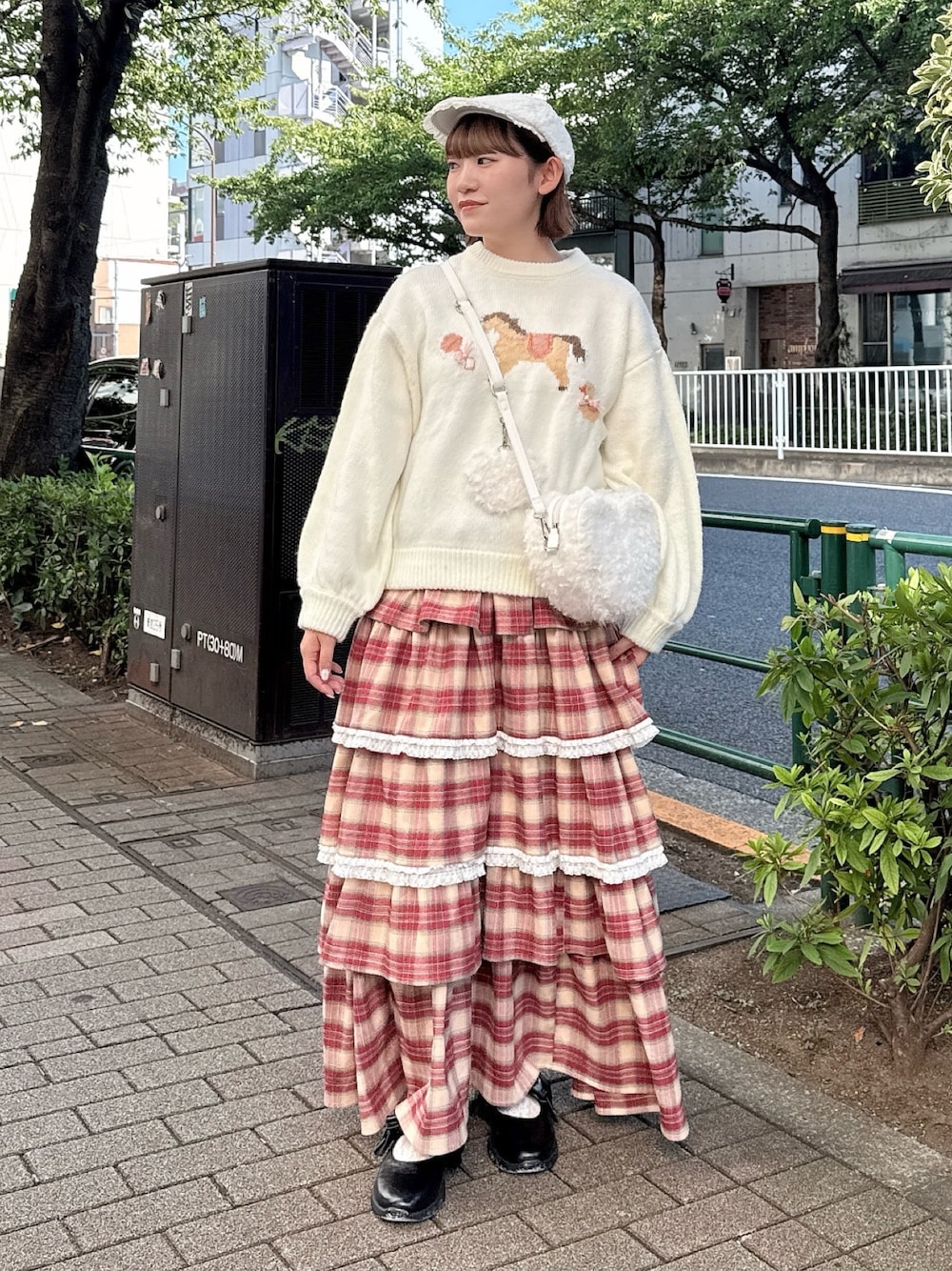ホワイト系のニット/セーター、ホワイト系のショルダーバッグ、レッド系のスカートを着用したレディースの秋コーディネートの1枚目の写真