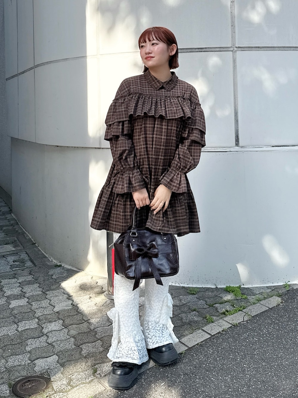 ブラウン系のワンピース、ホワイト系のその他パンツ、ブラウン系のハンドバッグを着用したレディースの春コーディネートの1枚目の写真