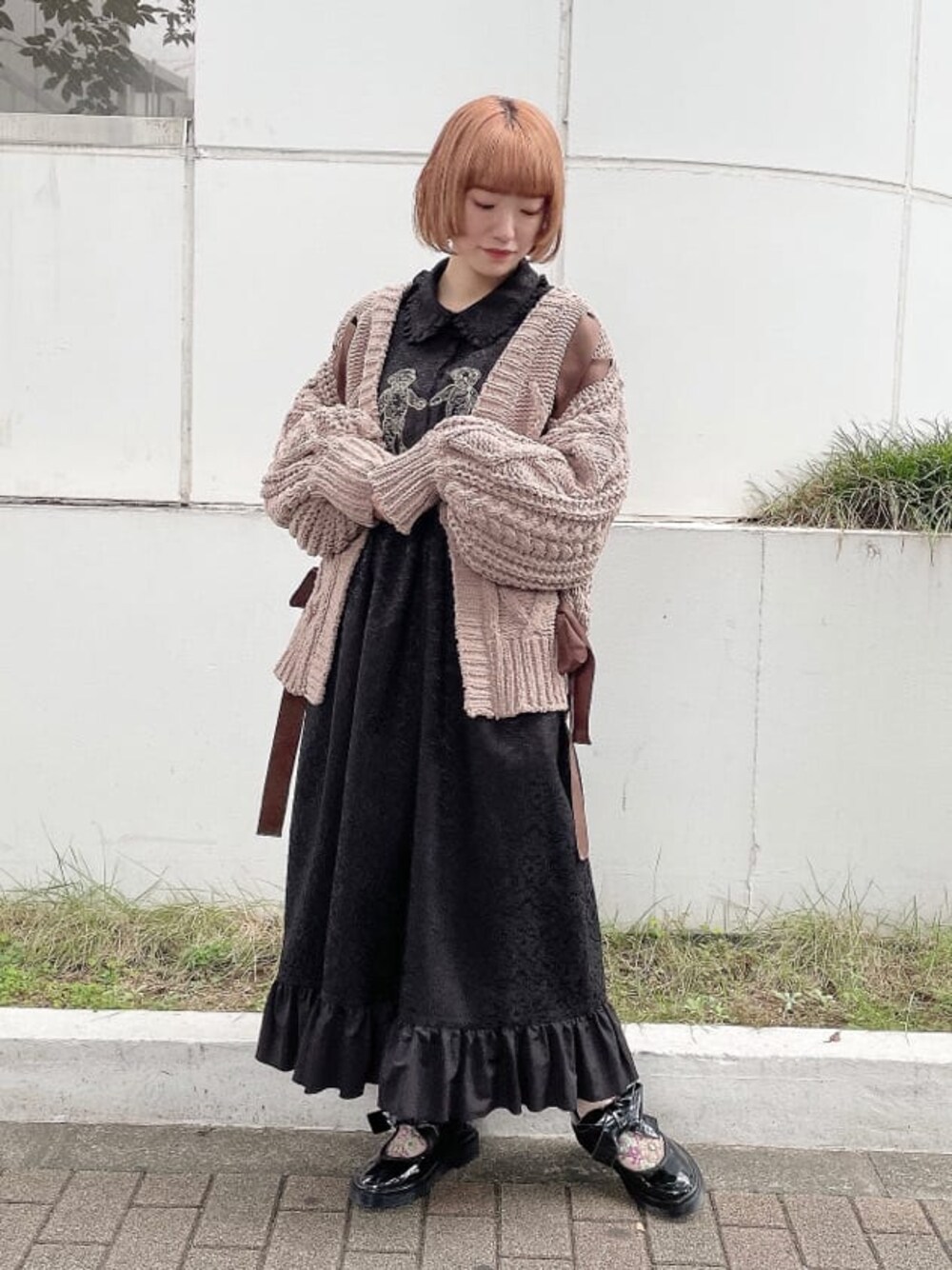 ブラック系のワンピース、ブラック系のパンプス、ブラウン系のカーディガン/ボレロを着用したレディースの秋コーディネートの1枚目の写真