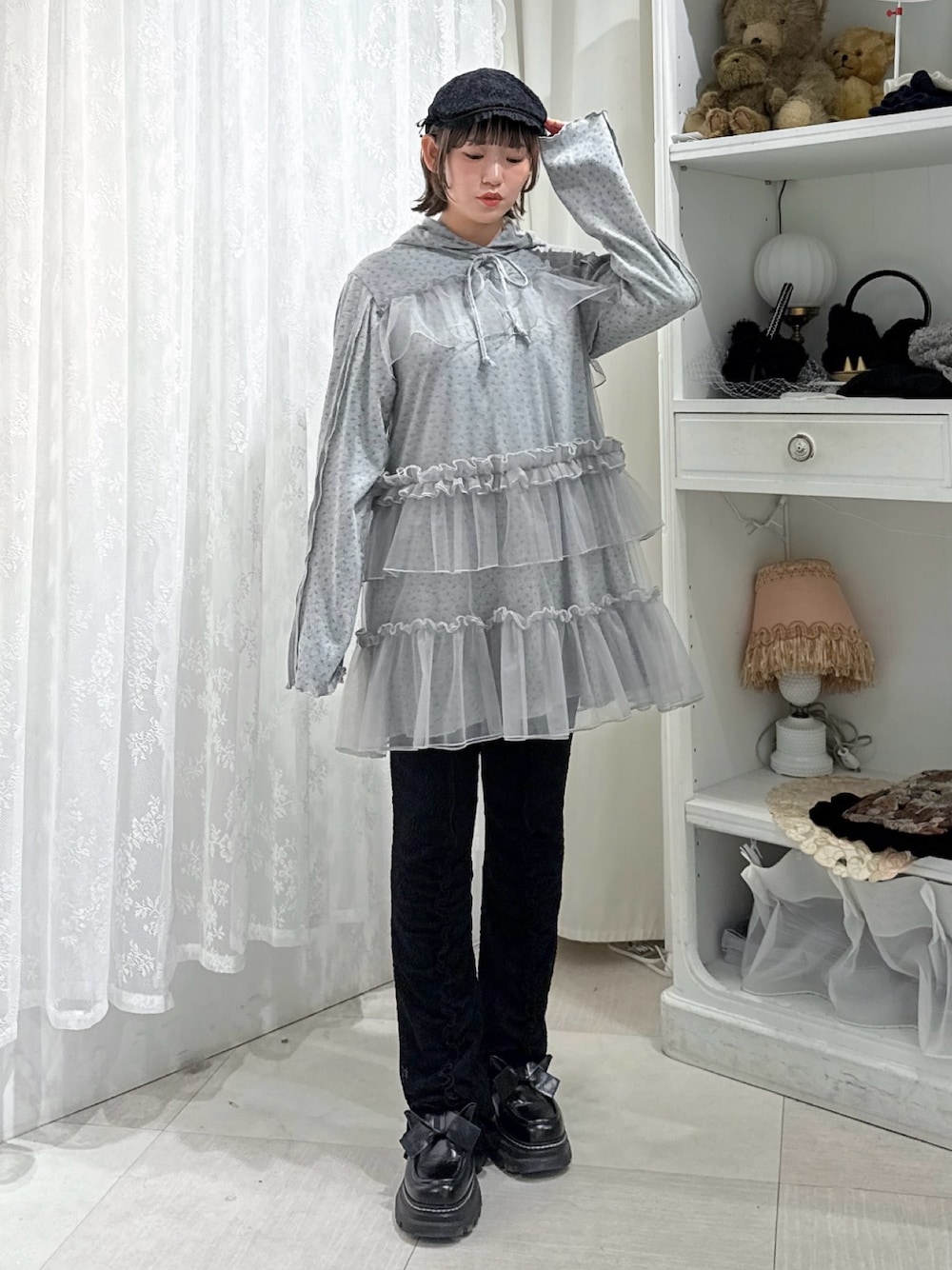 グレー系のワンピース、ブラック系のその他パンツ、ブラック系のローファーを着用したレディースの秋コーディネートの1枚目の写真