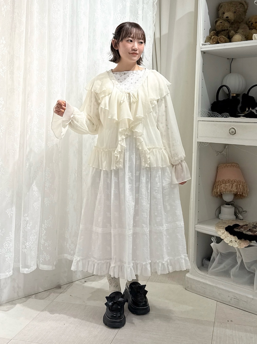 ホワイト系のカーディガン/ボレロ、ピンク系のTシャツ/カットソー、ホワイト系のワンピースを着用したレディースの秋コーディネートの1枚目の写真