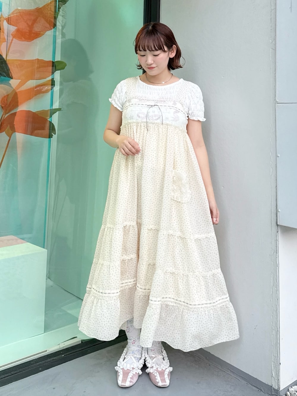 ホワイト系のTシャツ/カットソー、ホワイト系のワンピース、ピンク系のバレエシューズを着用したレディースの冬コーディネートの1枚目の写真