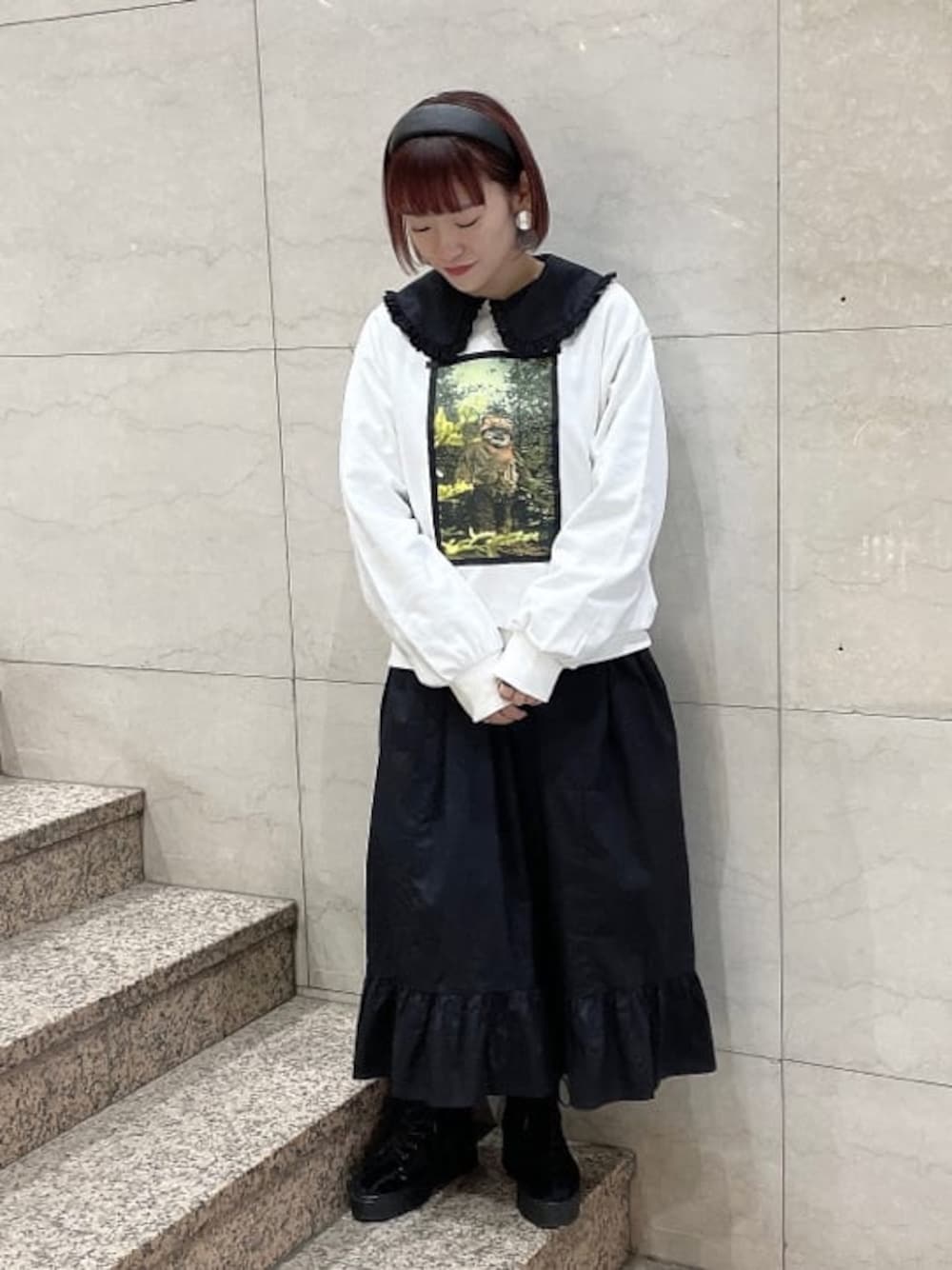 ブラック系のブーツ、ブラック系のワンピース、ホワイト系のTシャツ/カットソーを着用したレディースの冬コーディネートの1枚目の写真