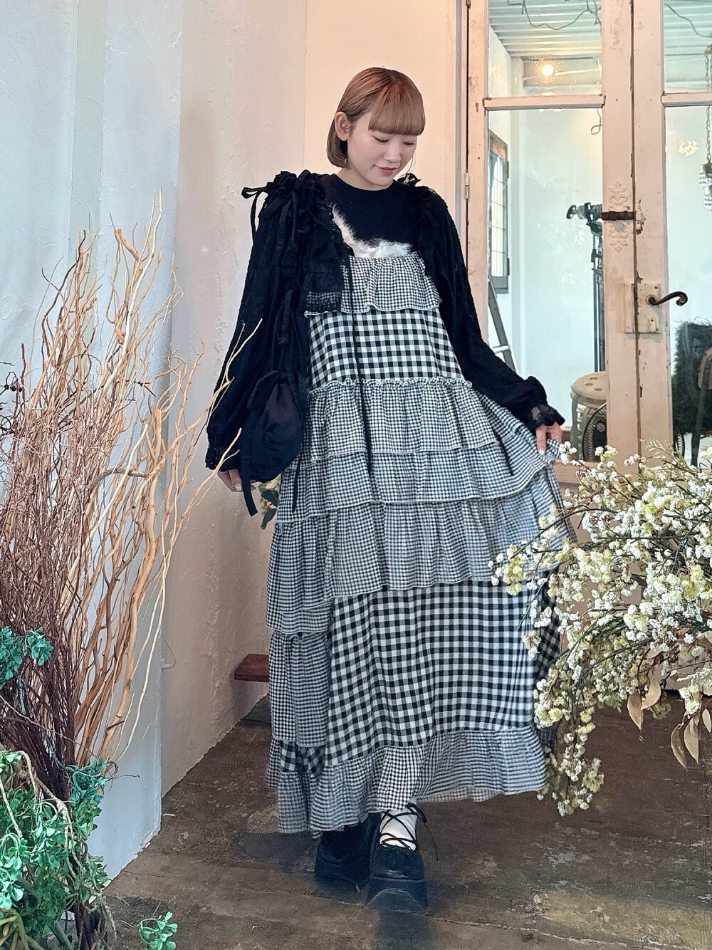 ブラック系のニット/セーター、ブラック系のカーディガン/ボレロ、ブラック系のトートバッグを着用したレディースの春コーディネートの1枚目の写真