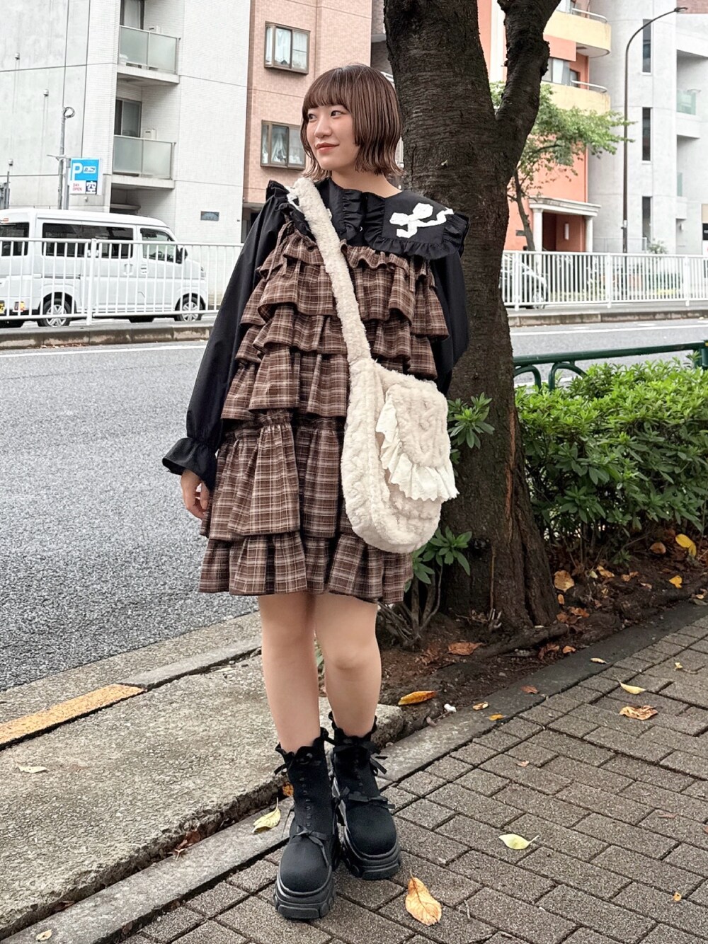 ブラック系のシャツ/ブラウス、ブラウン系のワンピース、ベージュ系のショルダーバッグを着用したレディースの秋コーディネートの1枚目の写真
